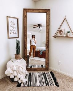 Looking for inspiration for chic and cozy boho bedroom ideas? We have collected plenty of home decor ideas to transform your bedroom into boho heaven. Western Rooms, Interior Design Per La Casa, Bedrooms Decor, Dekorasi Kamar Tidur, Redecorate Bedroom, Boho Bedroom Decor, Master Bedrooms, Western Home Decor