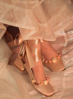 ❤︎ Chaussures à bout carré en forme de fleur de fée❤︎ I Do Shoes, Fairy Fashion, Thick Heels, Story Ideas, One Color, Sandals Heels, Ballet, Square