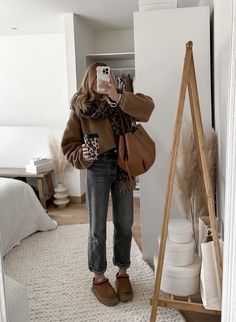 Uggs Autumn Outfit, Fall Outfits Copenhagen Style, Ugg Autumn Outfit, Autumn Outfits Uggs, Ugg Clogs Outfit Winter, Ugg Clogs Outfit Fall, Easy Fall Fashion, Vanilla Outfit, Bonnet Outfit