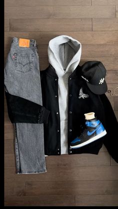 Jordan 1 Style Men, Layering Outfits Men, Guys Prom Outfit, Jordan 1 Outfit Men, Gray Hoodie Outfit, Guys Fashion Swag, Ny Cap, Streetwear Ideas, Guys Fashion