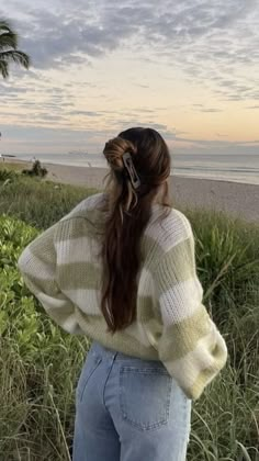 Winter Outfits Beach, Chill Feminine Outfits, Beach Fall Aesthetic, Beach Aesthetic Outfits Winter, Beachy Outfits Winter, Beach Fall Outfits, Beachy Winter Outfits, Beach Winter Outfit, Beach Outfit Winter