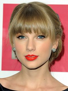 Taylor Swift full bangs with choppy ends: http://beautyeditor.ca/2014/07/30/best-bangs-for-oval-face/ Oval Face Bangs, Celebrity Beauty Secrets, Oval Face Haircuts, Oval Face Shapes, Oval Face, Celebrity Beauty