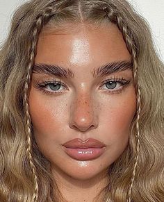 Natural Glam Makeup Freckles, Beach Look Makeup, Make Up Ideas Blonde, Natural Beauty Outfits, Summer Holiday Makeup Looks, Beach Inspired Makeup, Glowy Tan Makeup, Beach Girl Makeup Look, Natrulmake Up Looks