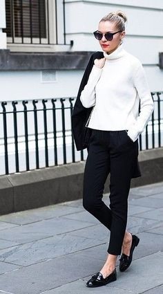 Feminine Clothing, Look Legging, Black And White Outfit, Clothes Autumn, Mode Tips, Net Fashion, Style Casual Chic, Black White Outfit, Woman In Black