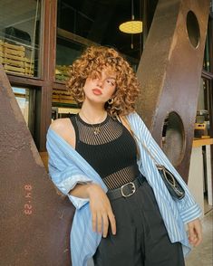 Ginger Blonde Hair, Short Perm, Layered Curly Haircuts, Curly Highlights, Outfit Basic, Curly Undercut, Curly Hair Photos, Curly Hair Updo, Short Curly Haircuts