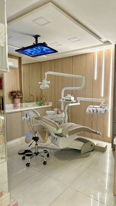 Revestimendo em mdf carvalho com perfil de led em consultório odontológico Dentist Office Aesthetic, Local Anesthetic Dental, Clinic Aesthetic, Dental Room, Esthetician Room Supplies