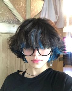 Nonbinary Haircuts Short, Blue Hair Short Pixie Cuts, Pixie Cut Dyed Hair, Corte Fluffy, Hair Color Ideas For Short Hair, Mullet Tomboy, Hair 2023 Trends, Nonbinary Haircuts, Hair Color Ideas Balayage