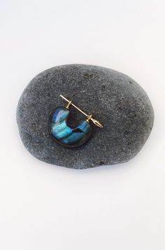 En Jewelry Studio based out of New York. Created by Malu Byrne and Rick Van Steain Low. Jewelry Studio, Blue Labradorite, Hard Surface, Spears, Deep Blue, Labradorite, Hand Carved, Arch, 18k Gold