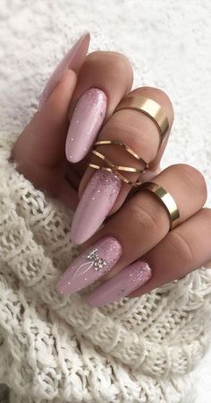 Winter Nails Almond, Almond Nails Pink, Occasion Nails, Nail Art Noel, Baby Pink Nails, Pedicure Manicure, Winter Nails Acrylic, Almond Shape Nails, Almond Nails Designs