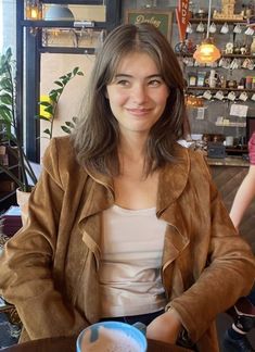 Low Maintenance Fringe Haircuts, Haircut Inspo Face Framing, Short Hair Layered For Round Face, Medium Hair Styles Brown, Short Hair With Long Layers And Face Framing, Collarbone Length Hair Unstyled, Thick Hair Lots Of Layers, Medium Length Haircut Middle Part Curtain Bangs