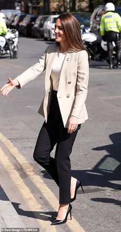 Kate Middleton Trousers, Alexandra Ocasio Cortez Style, Kate Middleton Best Looks, Kate Middleton White Blazer, Kate Middleton Blazer Outfit, Catherine Princess Of Wales Outfits, Princess Catherine Style Casual, Navy Button Up Shirt Women Outfit, Neutral Outfits Women Classy