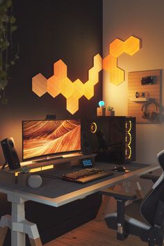 Sleek Workplace Setup with Nanoleaf Elements Wood Look Hexagon Light Panels Nanoleaf Designs, Gaming Desk Setup, Sleek Desk, Casa Container, Desk Decoration, Gaming Room Setup