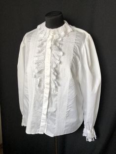 Coton fin et lisse. Taille 48 EUR, veuillez consulter les mesures. Toutes les mesures sont prises en cm et l'article est posé à plat. Longueur 67 Coffre 62 Tour de taille 63 Bas 65 Epaules 41 Manchon 70 White Lace Blouse, Puffy Sleeves, Lace Collar, Lace Blouse, Sleeve Cotton, Womens Clothing Tops, White Vintage, White Lace, Blouses For Women