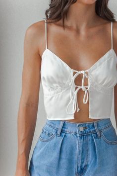 White Satin Top, Adrette Outfits, Outfits Preppy, Summer Outfits Black, Outfits 2023, Mein Style, Mode Inspo, White Tie, Outfit Goals