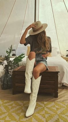 Country Boots Outfit, Cowgirl Boots Outfit Summer, White Western Boots Outfit, Taylor Swift Debut, Western Boots Outfit, Cowboy Boot Outfits