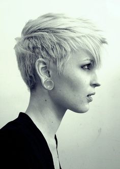 Love this cut. Funky Short Haircuts, Kort Bob, Edgy Short Haircuts, Edgy Pixie Cuts, Edgy Pixie, Edgy Short Hair, Popular Haircuts, Edgy Hair, Short Pixie Haircuts