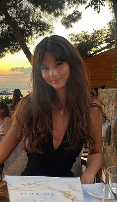 Round Face Hairstyles Straight Hair, Bangs Long Brunette Hair, Short Side Fringe Long Hair, Layered Haircut With Face Framing Bangs, Curtain Bangs Long Thick Wavy Hair, Round Face With Fringe, Face Framing Before And After, Long Hairstyles Big Forehead, Soft Long Bangs