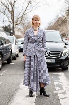 Fashion Week Street Style: 50+ Looks to Copy - FROM LUXE WITH LOVE Street Style Fall, Top Street Style, Parisian Chic Style, Mum Fashion, Street Style Blog, Scandinavian Fashion, Paris Fashion Week Street Style, Russian Fashion