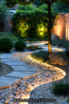 a close up of a pathway with a tree and a rock Patio Ideas Backyard, Plastic Landscape Edging, Metal Landscape Edging, Garden Edging Ideas, Garden Pathways, Design Backyard, Landscape Edging, Edging Ideas