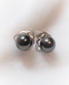 A Special sterling silver leaf style with 100% 8.5mm genuine tahitian round lustrous sea pearl, unique setting and high quality, It is a perfect gift for Anniversary, Birthday, Engagement, Wedding, Mother's day, Valentine's day, X'mas or just a reward for yourself.  Quality: AAA Color :  very dark  Luster: Highest sheen and luster Nacre: lustrous and thick nacre Blemish: 96% - 98% Clear Shape : round Size: 8.5 mm approx.  Metal: Sterling silver Every item will come with a nice gift box. Item to be delivered from Hong Kong to worldwide with registered airmail.(Due to the COVID-19, there is no registered airmail services in some of the counties, only express mail or standard mail services are avaiable, please PM us if you want to know more about your country shipping status before you purcha Classic Tahitian Pearl Earrings As Gift, Classic Tahitian Pearl Earrings For Gift, Tahitian Pearl Jewelry With Matching Earrings For Anniversary, Tahitian Pearl Jewelry With Matching Earrings For Gift, Tahitian Pearl Jewelry Set With Matching Earrings For Gift, Elegant Tahitian Pearl Earrings Gift, Tahitian Pearl Earrings In White Gold For Anniversary, Anniversary White Gold Tahitian Pearl Earrings, High Luster Silver Round Earrings