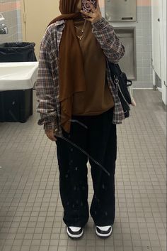 brown crewneck , black cargo wide leg jeans, panda dunks, mirror selfie, school outfit, college outfit, streetwear cargo pants outfit idea, hijabi outfit Streetwear Cargo Pants Outfit, Mirror Selfie School, Modest Hijabi Outfits, Streetwear Cargo Pants, Outfit College, Brown Crewneck, Hijabi Outfit, College Outfit