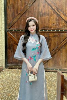 Very elegant design for Vietnamese Luna New Year Ao Dai White, Vietnamese Dress Ao Dai, Luna New Year, Modern Ao Dai, Light Pink Pants, New Year Dress, Vietnamese Dress, New Years Dress, Mid Autumn Festival