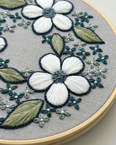 It a embroidery patrron Embroidery Tricks, Embroidery Hoop Art Diy, Hand Embroidery Patterns Free, Diy Embroidery Designs, Hand Embroidery Videos, Diy Embroidery Patterns