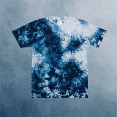 a blue and white tie dye t - shirt with the word oi on it