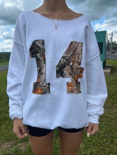 HANDMADE SO SLIGHT IMPERFECTIONS! Cute camo writing crewneck! Very trendy! Handmade Available in sizes S-XXL Patchwork Clothes Diy, Sweatshirt Diy, Camo Crewneck, Patchwork Sweatshirt, Clothes Diy