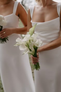 MONO bloom bridesmaids bouquets trending in 2024 and the Calla Lily design one of our absolute faves.  Elegant and Chic   Image I @taylorkezia_photography Single Lily Bridesmaid Bouquet, Single White Flower Bouquet, Long Stemmed Bouquet, Long Stem Lily Bouquet, Calla Lilly Bridesmaids Bouquet, Simple Calla Lily Bouquet, Small Calla Lily Bouquet, Lilies And Orchids Bouquet, Orchid Calla Lily Bouquet