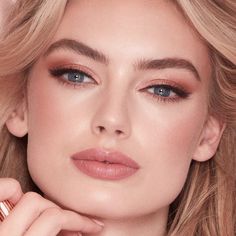 Charlotte Tilbury Cheek To Chic, Make Up Kits, Classy Makeup, Charlotte Tilbury Makeup, Cheek Makeup, Blush Beauty, Bridal Makeup Natural