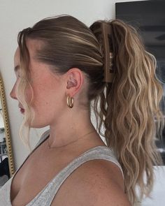 50 Stylish Claw Clip Hairstyles You Will Love Space Buns Hair, That Girl, Concert Hairstyles, Bun Hair Piece, Sleek Updo, Classic Hairstyles