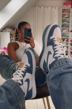 Pretty Sneakers, Stile Hijab, Trendy Shoes Sneakers, Preppy Shoes, Pretty Shoes Sneakers, All Nike Shoes, Shoes Outfit Fashion, Foto Tips, Cute Nike Shoes