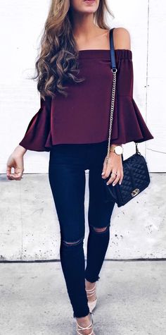 Burgundy & black. Chic Outfits Classy, Chique Outfit, Black And White Outfit, 20 Year Old, Off The Shoulder Top, Outfits Casual, Look Fashion