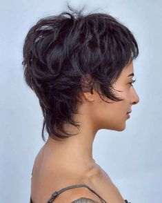 20 Trendy Wolf Cut Hair Ideas for a Chic Hairstyle (2022) (2022) Platinový Blond, Wolf Cut Hair, Short Hair Lengths, Long Pixie Cuts, Short Hairdos, Corte Pixie, Edgy Short Hair, Wolf Cut, Texturizer On Natural Hair