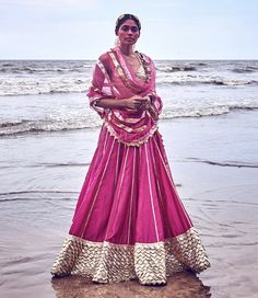 Lahanga Design Unique, Funky Lehenga, Elegant Lehenga With Intricate Embroidery For Navratri, Glamorous Wedding Lehenga For Navratri, Marwari Couture Lehenga, Gopi Vaid Lehenga, Lahanga Design, V Neck Lehenga, Garba Dress