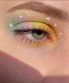 Makeup Looks Aesthetic Creative, Teacher Makeup Looks, Creative Eye Makeup Ideas, Hawaii Makeup, Eye Makeup Aesthetic, Green Eye Makeup, Flower Makeup