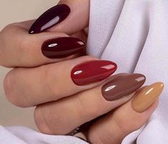 Unghie gel rosse, semplici, eleganti o particolari. Donne Sul Web Unghie Sfumate, Cute Nails For Fall, Her Nails, Dipped Nails, Classy Nails, Chic Nails