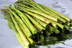 A recipe for fresh grilled parmesan asparagus in foil packets made with parmesan cheese, lemon zest, and olive oil. Easy and delicious! How To Freeze Asparagus, Freezing Asparagus, Asparagus Dishes, Grilled Asparagus Recipes, Foil Packets, Summer Side Dishes, Fresh Asparagus, Roasted Asparagus