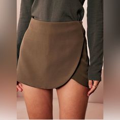 Size S/M Brand New Chic Olive Bottoms For Summer, Chic Fitted Khaki Shorts, Olive Bottoms For Summer, Fitted Olive Bottoms For Summer, Chic Brown Summer Skort, Brown Summer Skort Short Length, Brown Short Skort For Summer, Brown Short Length Skort For Summer, Split Sweater