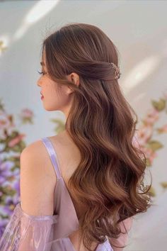 Romantic loose waves hairstyle for a wedding guest with long hair. Wedding Guest Hairstyles Picture, Lose Wedding Hair, Loose Hair Wedding Hairstyles, Soft Wedding Guest Hair, Bridesmaid Hairstyle Long Hair, Elegant Hair Styles Down, Wedding Hairstyles For Layered Hair, Hair Up Styles Wedding, Elegant Hairstyles For Wedding Guest