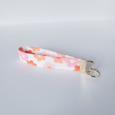 Cute wristlet key fob made with 100% Cotton fabric with a groovy pink and orange daisy design and gold hardware. It is sturdy enough to fit multiple keys and keychains and hang easily off of your wrist to keep you hands free! *Each item is handmade, unique and may vary slightly from the photo. All the more reason to love it, you've got a one of a kind product!* Each key wristlet is made to order as well-- if you see a pattern you like, but would like a different hardware choice, please send me a message and I can customize to your liking :)  Follow me on Instagram @ QuiltedSisters Keychain Y2k, Retro Keychain, Orange Daisy, Girly Car Accessories, Key Fob Wristlet, Girly Car, Key Fobs Wristlet, Daisy Design