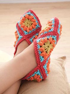 granny crochet slippers Slipper Crochet, Granny Square Slippers, Crocheted Slippers, Boot Cuff, Clothes Tutorial, Crochet Slipper Pattern, Crochet Booties, Crochet Socks, Slippers Pattern