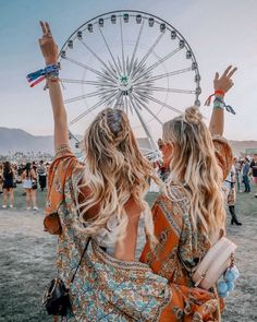 UNUM, INC. on Instagram: “This weekend we will be covering all things happening in Coachella Valley, check our story and Twitter for trending looks, must see artists…” Coachella Pictures, Mode Coachella, Coachella 2018, Coachella Vibes, Festival Inspo, Look Festival, Fest Outfits, Festival Trends, Shotting Photo