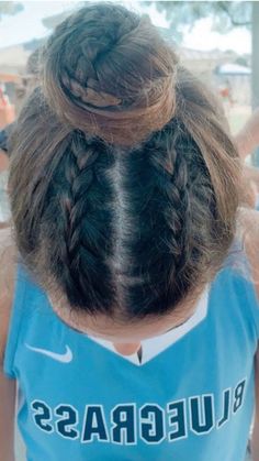 Discover 20+ volleyball hairstyles for medium hair. Find styles that stay secure and look great on the court. Try it out for your next game! Sporty Hairstyles Easy, Hockey Hair, Soccer Hairstyles, Soccer Hair