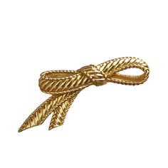 1970s vintage brooch signed Christian Dior, likely by Robert Goossens, featuring a bow motif. In excellent condition, made of gold-tone metal. Dimensions in the photo. Ideal for a gift or a chic retro look. Christian Dior jewelry, created since 1946, embodies French elegance and luxury. The brand combines refinement and innovation, whether in its costume jewelry or haute joaillerie collections. Dior's creations, often crafted in collaboration with specialized houses, are distinguished by their e Vintage Brooches With Decorative Bow For Evening, Vintage Gold-tone Brooches For Formal Occasions, Vintage Evening Brooches With Decorative Bow, Retro Gold Brooches For Evening, Vintage Evening Brooch With Decorative Bow, Vintage Brooch With Decorative Bow For Evening, Gold Retro Brooches For Evening, Retro Gold Brooch For Evening, Gold Bow Brooches For Formal Occasions