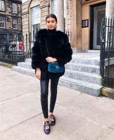 Blue Leather Jacket Outfit, Black Fur Coat Outfit, Princetown Gucci, Fur Coat Street Style, Velvet Gucci, Slipper Outfit, Black Fur Jacket, Mules Outfit, Slippers Outfit