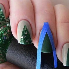 Christmas tree fingernails Holiday Nails Easy, Christmas Nails Diy, Christmas Tree Nails, Tree Nails, Simple Nail Art Designs, Diy Nail Designs, Beautiful Nail Designs, Christmas Nail Designs