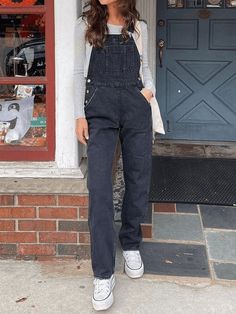 Stil: Lässig, StreetFarbe: SchwarzMaterial: Baumwolle, PolyesterPassform: Gerades BeinDesign: Seitenknopfverschluss, Mittlere Taille, Funktionale Taschen, Verstellbare Träger Zeitloser Stil: Dieser schwarze, vintage gewaschene Denim-Overall bietet ein klassisches Design mit geradem Bein, das mühelos retro Charme mit modernem Flair kombiniert und somit eine vielseitige Ergänzung für jede Garderobe darstellt. Hochwertiger Stoff: Aus hochwertigem Denim gefertigt, bietet dieser Overall Langlebigkeit und Komfort, sodass er den täglichen Gebrauch übersteht und dabei seinen stylischen Look durch unzählige Wäschen behält. Figurbetonte Passform: Der gerade Schnitt ist so gestaltet, dass er deine Silhouette vorteilhaft betont und für alle Körpertypen eine schmeichelhafte Passform bietet. Du kannst i Outdoorsy Clothes, Black Denim Overalls, Overalls Outfit, Jeans Overall, Jeans Outfit Summer, Black Overalls, Crop Top Dress, Straight Leg Denim, Leg Design