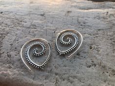 Impresionantes aros en espiral. Diseño muy especial y delicado. Tamaño mediano, no pesado, perfecto para usarlo todo el día. Para ver más joyas únicas y diseños de moda boho. Instagram: https://www.instagram.com/adnastore_calella Boho Instagram, Spiral Earrings, Ethnic Earrings, Fashion Designs, Bohemian Earrings, Bohemian Fashion, Jewelry Earrings Hoops, Bohemian Style, Medium Size